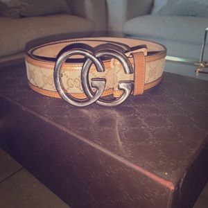 Brown Gucci belt